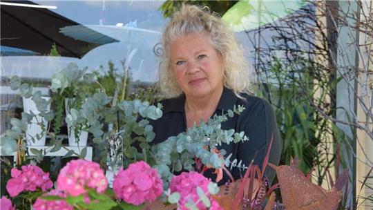 Karin Meißner-Brown fertigt Blumengestecke für Hochzeiten, für Trauerfeiern und internationale Hotelketten an. Zuletzt hatte sie einen Hochzeitstrauß auf eine lange Reise nach England mitgeben dürfen. Foto: Hippler