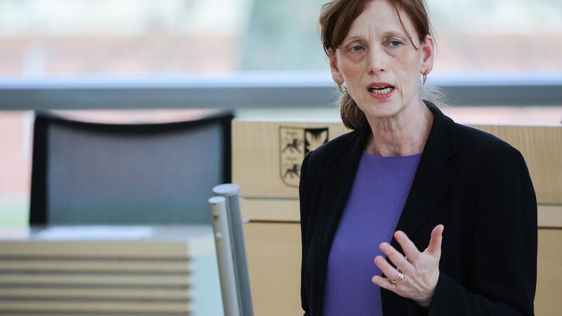 Karin Prien (CDU), Ministerin für Bildung, Wissenschaft, Forschung und Kultur von Schleswig-Holstein, spricht auf einer Sitzung des Landtags von Schleswig-Holstein im Plenarsaal im Landeshaus.
