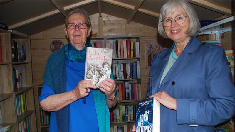 Neue Bücherstube in Apensen - Lektüre und Spiele gratis Karin Ropers (links) und Inge Fromhage vom Seniorenbeirat bieten kostenlose Lektüre in der neuen Bücherstube in Apensen.