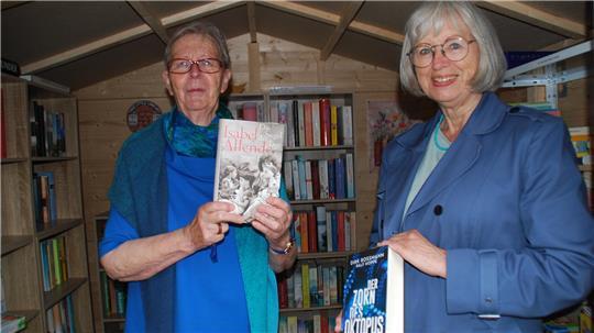 Karin Ropers (links) und Inge Fromhage vom Seniorenbeirat bieten kostenlose Lektüre in der neuen Bücherstube in Apensen.