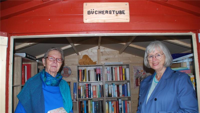 Neue Bücherstube in Apensen - Lektüre und Spiele gratis Karin Ropers (links) und Inge Fromhage vom Seniorenbeirat öffnen täglich die kleine Bücherstube in Apensen.