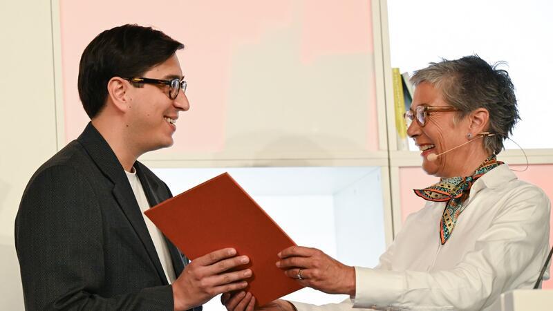Karin Schmidt-Friderichs, Vorsteherin des Börsenvereins des Deutschen Buchhandels, zeichnet Tonio Schachinger mit dem Deutschen Buchpreis aus.