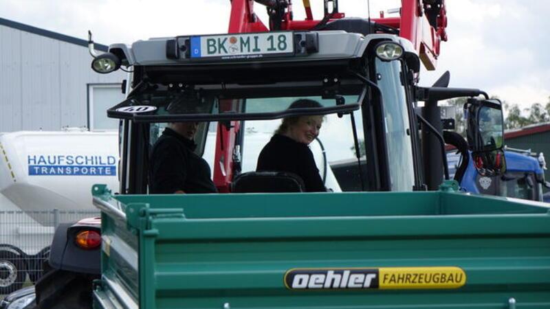 Karin Tibke übt das Einparken mit dem Hänger. Besonders bewegliche Achsen sind eine Herausforderung.