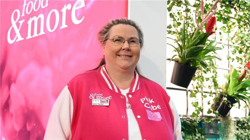 Karin Tischer, Trendforscherin, steht an einem Stand in den Hamburger Messehallen