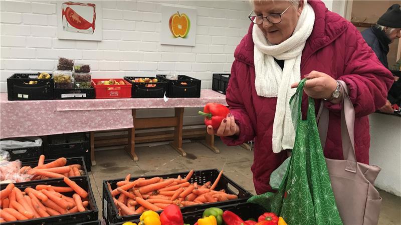 Essen für alle: Nordkehdinger retten Lebensmittel vor der Tonne Karin freut sich über das frische Gemüse.