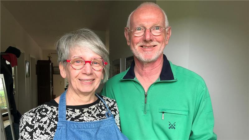 Karin und Harry Kern freuen sich, dass die Landjugend den Busch direkt vor der Haustür abholt.