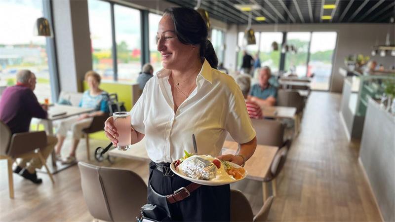 Karina Hilbert kennt die Gewohnheiten ihrer Stammgäste.