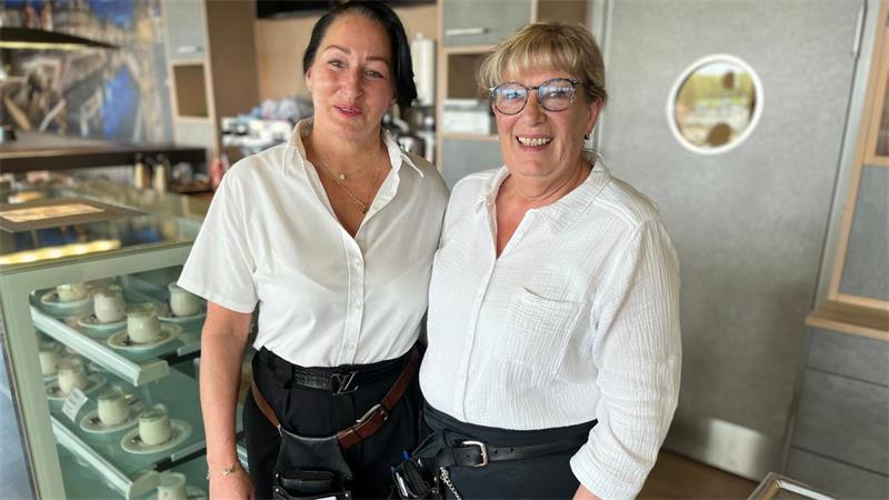 Mittagstisch bei Jähnichen: Immer ein offenes Ohr für die Stammgäste Karina Hilbert (links) und Andrea Boldt kümmern sich um den Service im Deck 2 - und haben auch mal ein offenes Ohr für ihre Gäste.