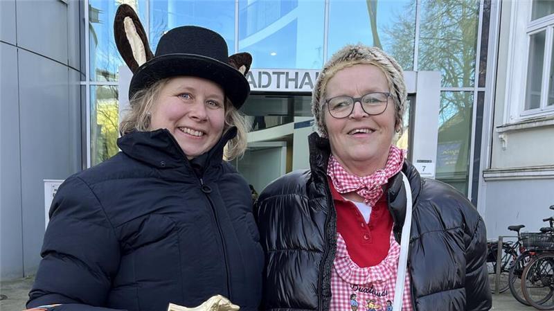 Bürgermeisterin fordert mehr Optimismus und mehr Engagement Karina Schneider und Sanna Schlag (links) machen Stadtführungen. Bei der Neujahrsbegegnung lockten sie die Zuschauer ins Stadthaus.