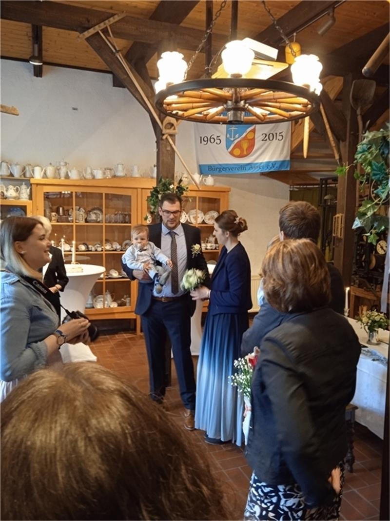 Karina und Malte sind das erste Brautpaar im Heimatmuseum Assel Karina und Malte Patjens sind die Ersten, die sich in der Heimatstube in Assel standesamtlich haben trauen lassen. Foto: privat