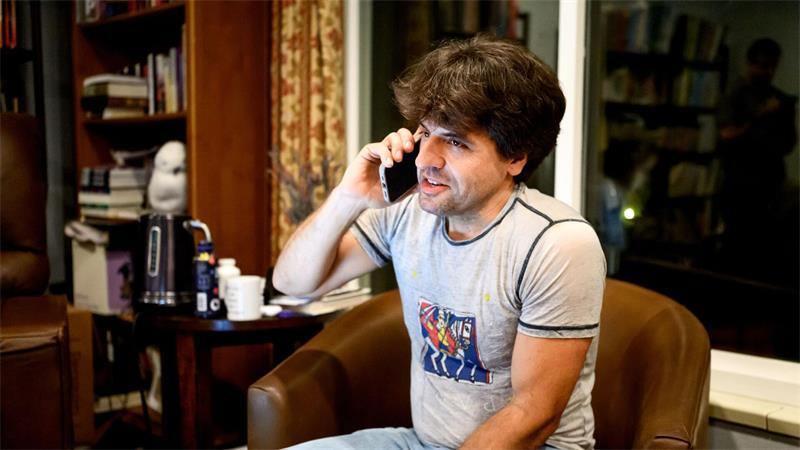 Karl Deisseroth, einer der drei Preisträger des Nobelpreises für Medizin 2026, telefoniert  zu Hause in Stanford, Kalifornien, mit seinem Handy.