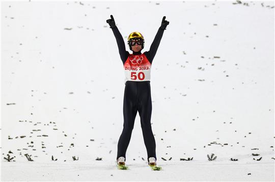 Karl Geiger aus Deutschland feiert nach dem Sprung. Foto: Daniel Karmann/dpa