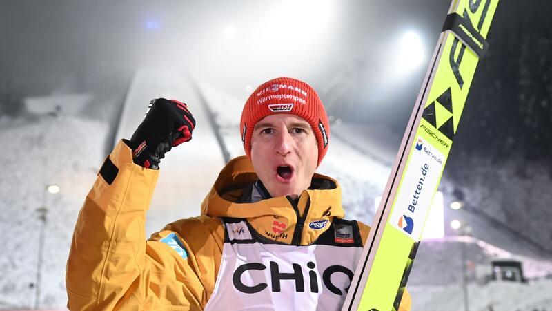 Karl Geiger jubelt sich über seinen Sieg in Klingenthal.