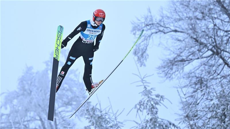 Karl Geiger springt auf Platz drei in Willingen.