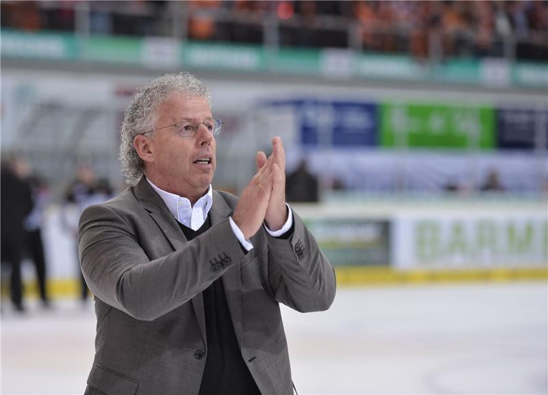 Trainer Stewart verlängert bei den Grizzlys Wolfsburg Karl-Heinz Fliegauf, Manager der Wolfsburg Grizzlys, klatscht in die Hände.