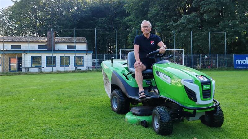 276 Jahre für den Fußball: Große Ehre für zehn „Unverzichtbare“ im Kreis Stade Karl-Heinz „Kuddel“ Basedahl in Aktion: Der 77-Jährige vom SV Agathenburg/Dollern erhielt die höchste Auszeichnung.