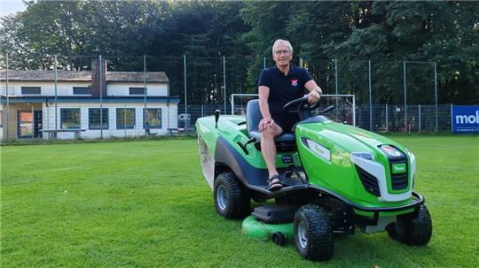 Karl-Heinz „Kuddel“ Basedahl in Aktion: Der 77-Jährige vom SV Agathenburg/Dollern erhielt die höchste Auszeichnung.