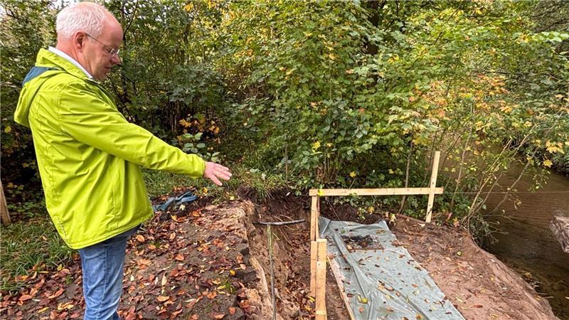 Nach Verzögerungen: In der Steinfeldsiedlung kann jetzt gebaut werden Karl-Heinz Löhn von der Koordinierungsstelle Fördermittel zeigt, wo bald die Widerlager für die Auebrücke errichtet werden.
