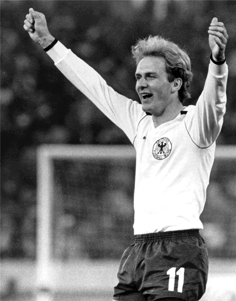 Karl-Heinz Rummenigge im Trikot der deutschen Nationalmannschaft. Seinen Rücktritt nach der WM 1986 plauderte der Weltstar einst im Bus nach Kehdingen aus. Fotos dpa