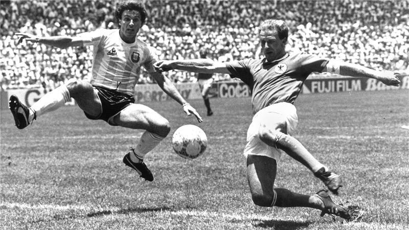 Karl-Heinz Rummenigge (r) im WM-Finale 1986 in Aktion. (Archivbild)