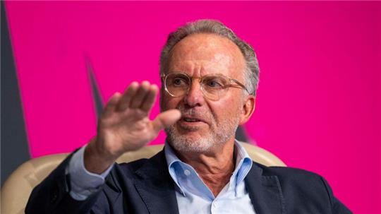 Karl-Heinz Rummenigge sieht keine Schonzeit für den neuen Bayern-Trainer Vincent Kompany.