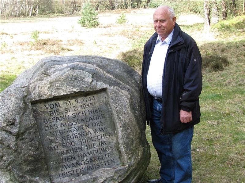 Karl-Heinz Schultz am Gedenkstein für das KZ Neugraben. Foto Lepél