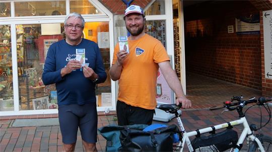 Karl-Heinz Stöver (links) und Jan Philip Fischbach aus Buxtehude liefern nach insgesamt neun Tagen Radreise fair produzierte Schokolade aus Amsterdam an den Weltladen aus.
