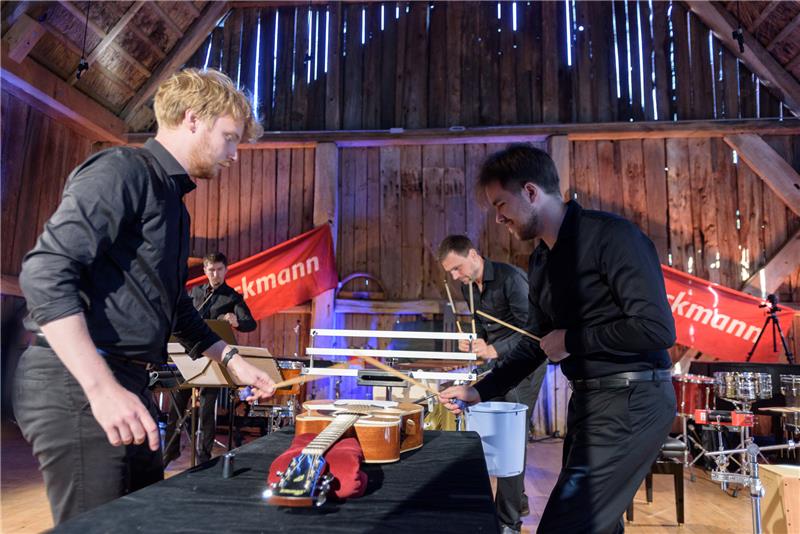 Junge Wilde aus Estland mit Weltpremiere auf dem Harmshof Karl Johann Lattikas und Tanel-Eiko Novikov bearbeiten eine Gitarre mit Schlagstöcken. Dahinter: Tiit Joamets und Lauri Metsvahi.