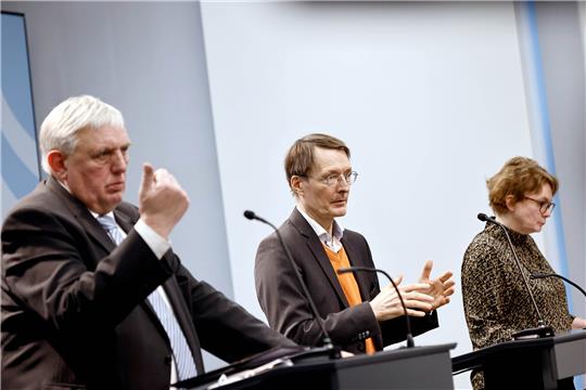 Karl-Josef Laumann (CDU, li.), Minister für Arbeit, Gesundheit und Soziales des Landes Nordrhein-Westfalen, Karl Lauterbach (SPD), Bundesminister für Gesundheit, und Daniela Behrens (SPD), Sozialministerin Niedersachsen, erklären wie die Reformvorschläge zur Krankenhausfinanzierung umgesetzt werden sollen. Foto: Carsten Koall/dpa
