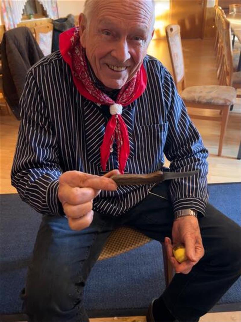 Karl, Kalli Steffens, hat sein eigenes Messer dabei. Für das gute Stück hat er selbst den Griff gefertigt. Das Messer haben er und seine Frau zur Verlobung geschenkt bekommen.