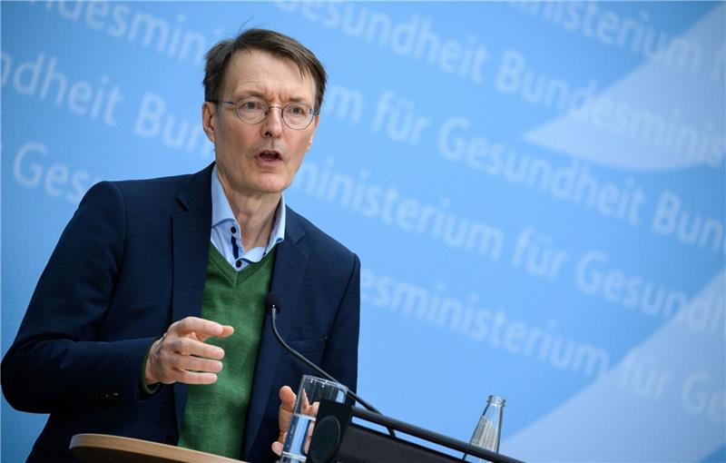 Karl Lauterbach (SPD), Bundesminister für Gesundheit, äußert sich bei einer Pressekonferenz im Bundesgesundheitsministerium zur aktuellen Corona-Lage.