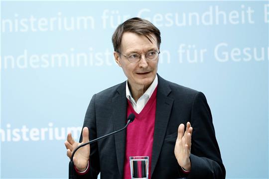 Karl Lauterbach (SPD), Bundesminister für Gesundheit, bei der Vorstellung der Corona-Kita-Studie zu den Auswirkungen der Corona-Pandemie auf Kinder und Jugendliche. Foto: Carsten Koall/dpa