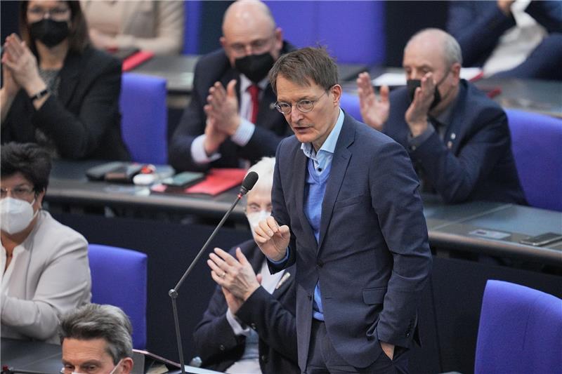 Karl Lauterbach (SPD), Bundesminister für Gesundheit, spricht im Plenum bei einer persönlichen Anmerkung im Bundestag in der Debatte zum Infektionsschutzgesetz. Foto: Michael Kappeler/dpa