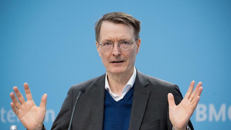 Karl Lauterbach (SPD), Bundesminister für Gesundheit, spricht nach einem Treffen des Runden Tischs des Bundesgesundheitsministeriums zu Long Covid.