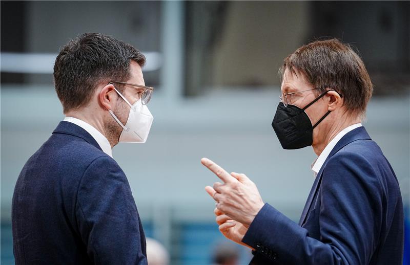 So sollen die Corona-Maßnahmen ab 20. März aussehen - Kritik aus Niedersachsen Karl Lauterbach (SPD), Bundesminister für Gesundheit, und Marco Buschmann (l, FDP), Bundesminister der Justiz. Foto: Kay Nietfeld/dpa-Pool/dpa