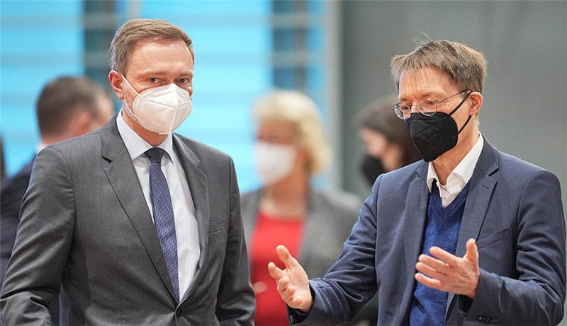 Explodierende Energiepreise: Kabinett beschließt steuerliche Entlastungen Karl Lauterbach (SPD,r), Bundesminister für Gesundheit, spricht mit Christian Lindner (FDP), Bundesminister der Finanzen, vor Beginn der Sitzung des Bundeskabinetts im Bundeskanzleramt. Nach der regulären Sitzung geht es für die Bundesregierung mit einer Klausurtagung weiter. Foto: Michael Kappeler/dpa-Pool/dpa