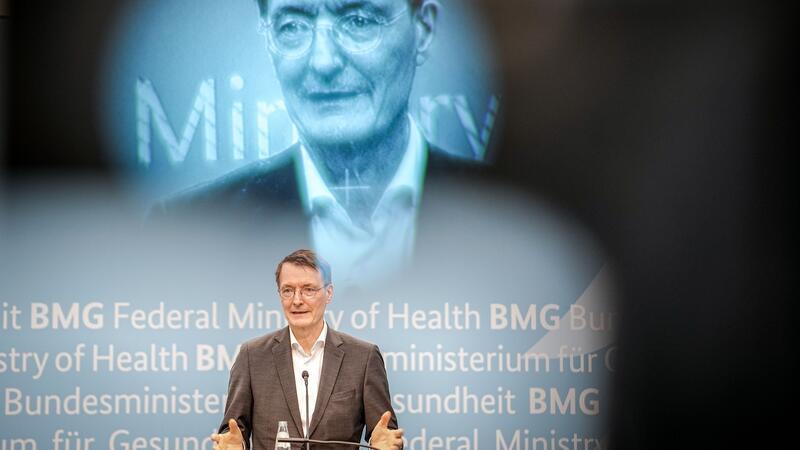Lauterbach: Haben 50.000 Ärzte zu wenig ausgebildet Karl Lauterbach: „Uns fehlen ja 5000 Studienplätze pro Jahr. So ist es ja gekommen, dass wir in den nächsten zehn Jahren insgesamt 50.000 Ärzte zu wenig haben.“