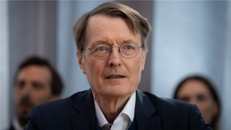 Von Ablehnung bis Verständnis - Promis zum Dom-Eintritt Karl Lauterbach, der in Köln wohnt und die Stadt im Bundestag vertritt, kritisiert die Eintrittsgebühr als „falsches Zeichen“ (Archivbild).