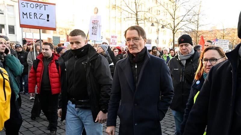 Karl Lauterbach hat sich für den Winterwahlkampf extra einen neuen Mantel gekauft (Archivbild).