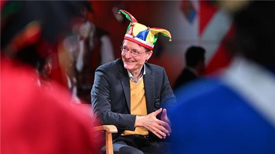 Karl Lauterbach mit Narrenkappe. Er sei eine Unschuld vom Lande, meint der Bundesgesundheitsminister.
