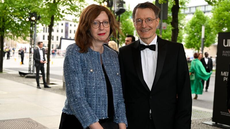 Bundespresseball: Geliehener Smoking und „No Cannabis“ Karl Lauterbach und Elisabeth Niejahr kommen zum 71. Bundespresseball in Berlin.