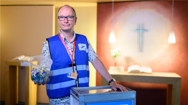 Zwischen Gate und Gebet: Der Flughafenseelsorger hört zu Karl-Martin Harms, Pastor und Flughafenseelsorger, steht in der kleinen Kapelle im Flughafen Hannover.