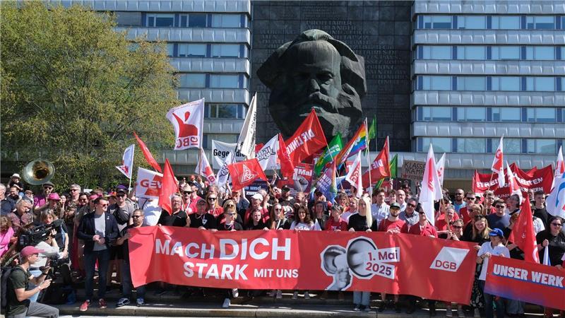 DGB-Vorsitzende Fahimi: Hände weg vom Arbeitszeitgesetz Karl Marx im Hintergrund: DGB-Veranstaltung in Chemnitz