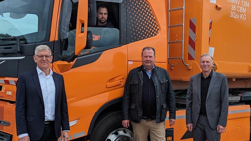 Taugen die E-Fahrzeuge für die Müllabfuhr? Karl Meyer Gruppe testet Volvo Karl Meyer Vorstand Dr. Axel Meyer (Foto von links), Fahrer Florian Hennig, Andreas Rabeler, Geschäftsführer Karl Meyer Umweltdienste GmbH und Karl Meyer Vorstand Dr. Henning Knorr bei der Vorstellung des ersten vollelektrischen Lkw der Karl Meyer Gruppe. Foto: Karl Meyer AG