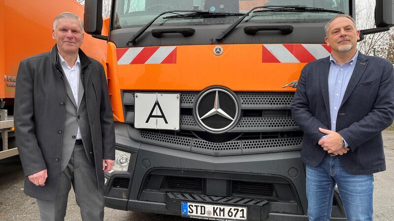 Karl Meyer Gruppe holt sich die Gelben Säcke zurück Karl Meyer Vorstand Henning Knorr und Betriebsleiter John Rolff (von links).