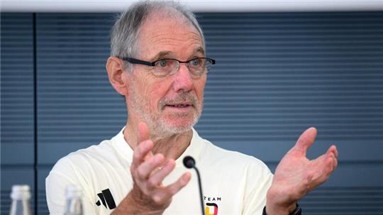 Karl Quade, Vizepräsident Leistungssport des Deutschen Behindertensportverbands und Chef de Mission, äußert sich bei einer Pressekonferenz beim Deutschen Sparkassen- und Giroverband zur Nominierung des deutschen Teams für die Paralympics.