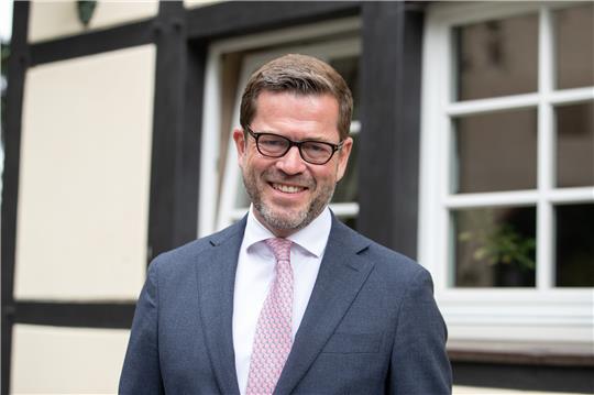 Karl-Theodor zu Guttenberg (50) war 2011 wegen einer Plagiatsaffäre als Verteidigungsminister zurcükgetreten. Foto: dpa