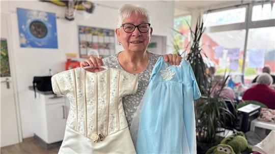Karla Ehnert macht aus Brautkleidern Taufkleider für Sternenkinder.