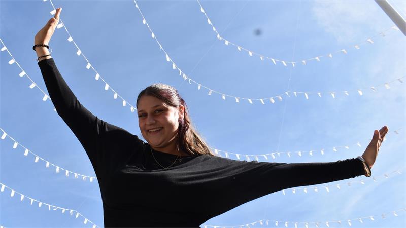 Karla Galle tanzt mit B-9-Now auf dem Petri-Platz.