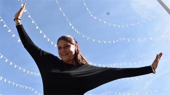 Karla Galle tanzt mit B-9-Now auf dem Petri-Platz.